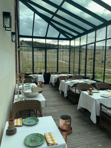 intérieur d'une salle de restaurant dans une véranda en acier à SACY 51