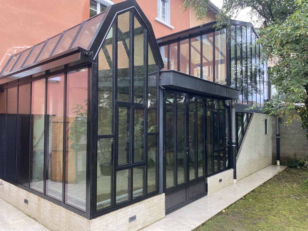 Véranda atelier à Lyon réalisée par L’Atelier d’Alexandre, en acier noir brillant avec soubassements