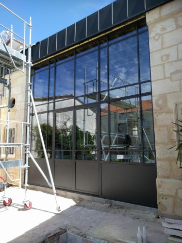 façade en acier en profilés à rupture de pont thermique en cours d'installation