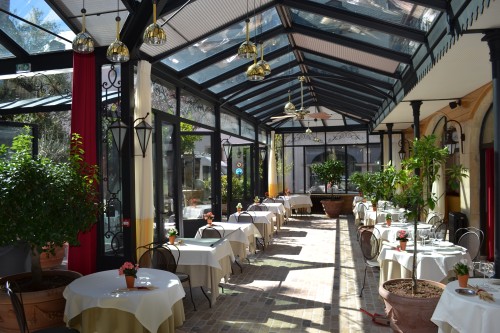 vue intérieure d'une véranda restaurant en acier à rupture de pont thermique